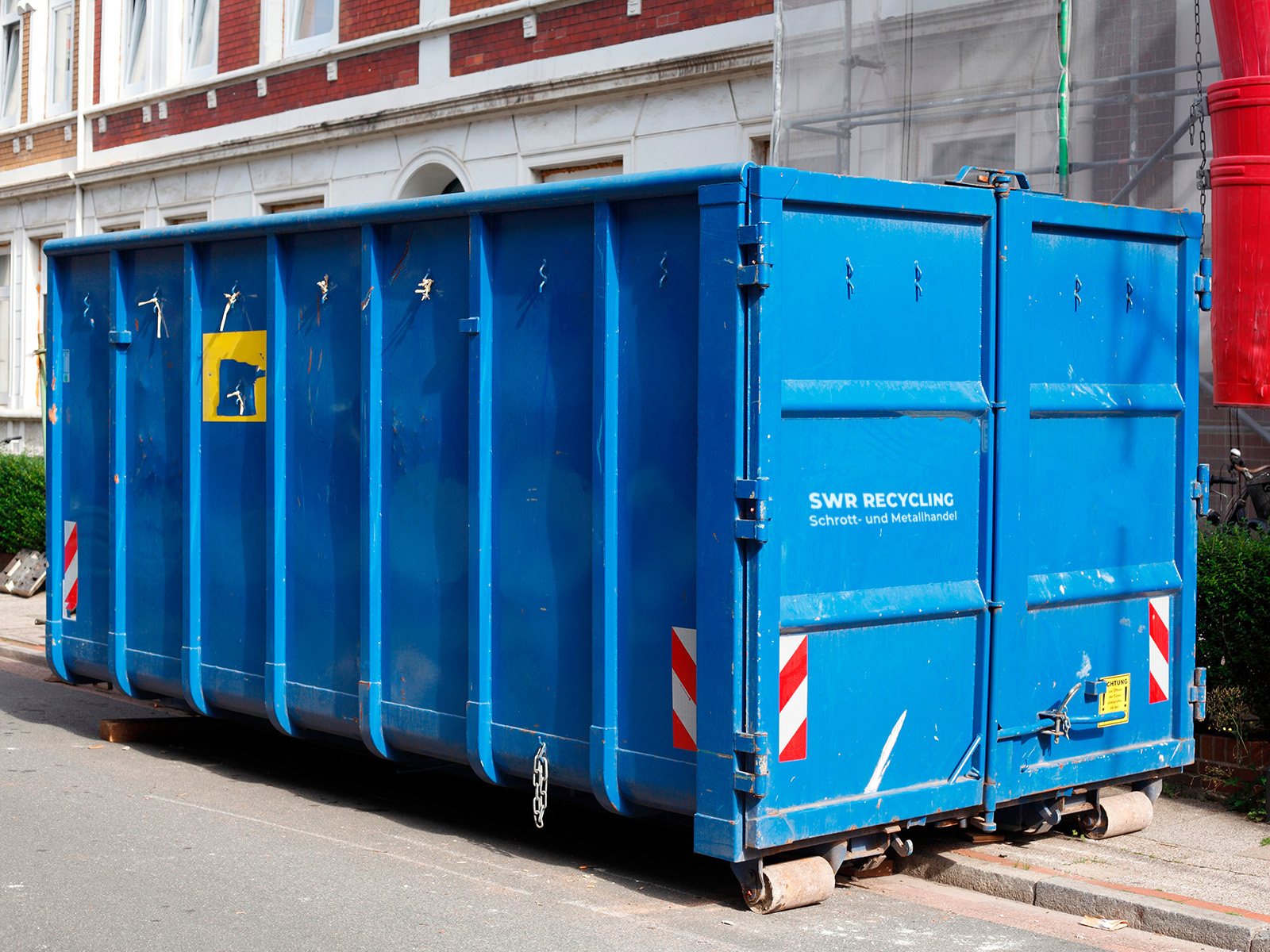 blauer container von SWR Recycling
