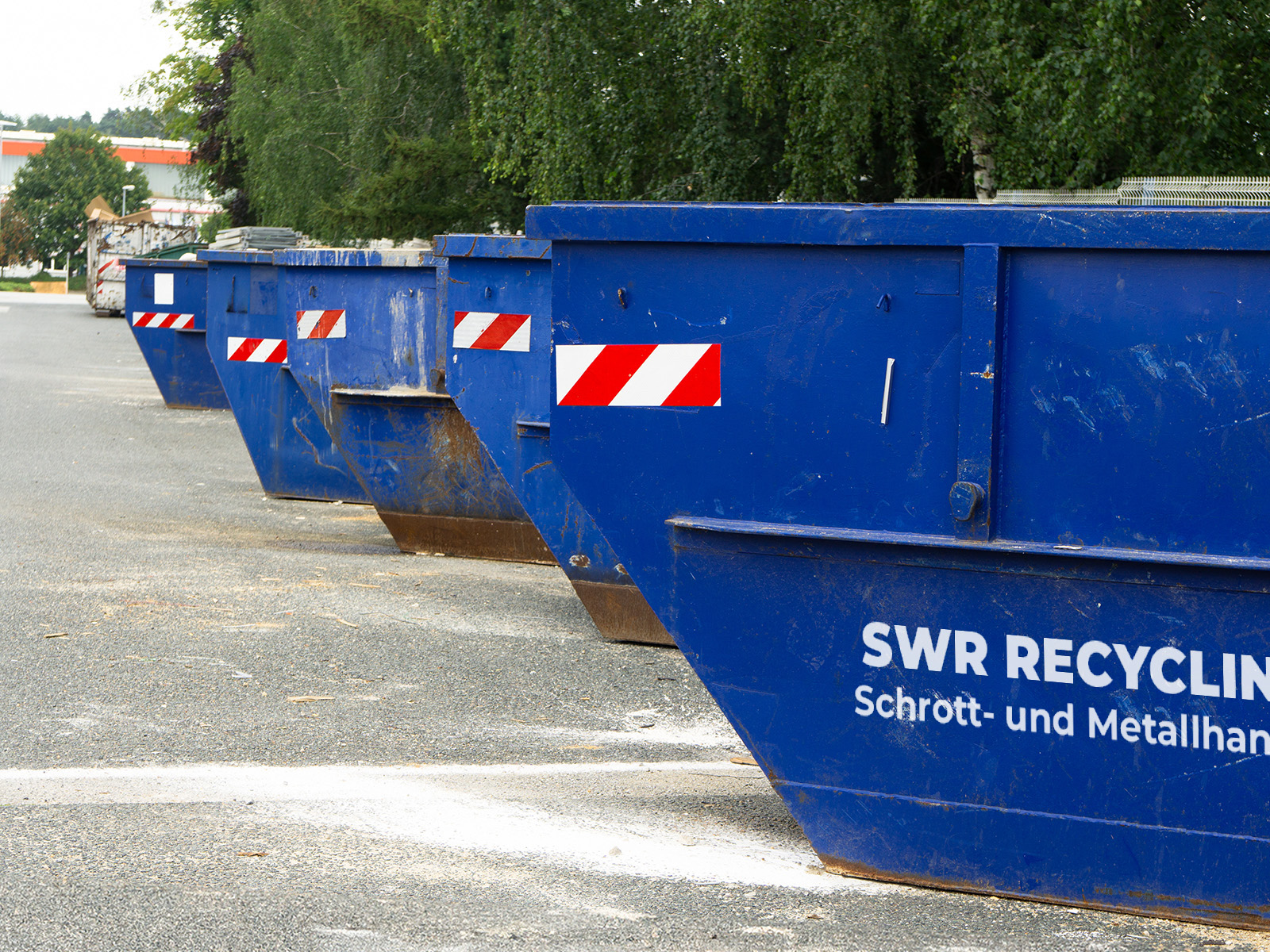 blauerviele container von SWR Recycling